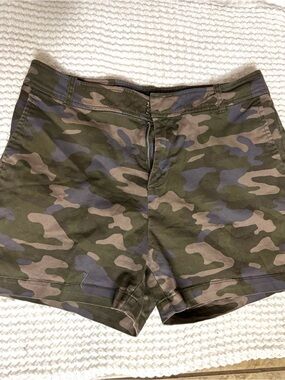 New York & Company Camo Print Shorts - Olive & Tan